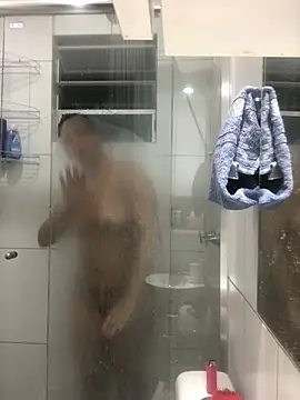 Snapshot of bellinii07 chatting on February 24, 4:05 am bellinii07 online show from February 24, 4:05 am