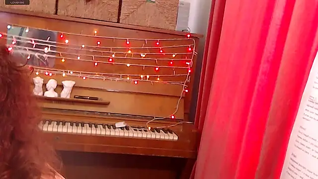 Snapshot of RoseRed69 chatting on March 20, 3:33 am RoseRed69 online show from March 20, 3:33 am