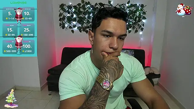 Snapshot of Taylor_John chatting on December 17, 1:38 pm Taylor John online show from December 17, 1:38 pm