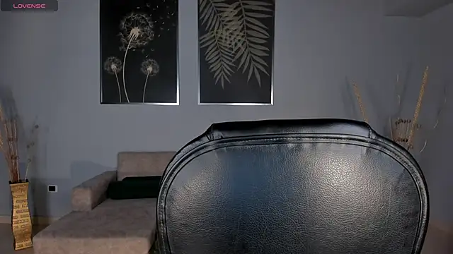 Snapshot of KatieStonne chatting on October 28, 3:32 am KatieStonne online show from October 28, 3:32 am