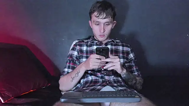 Dylanwhite23  online show from November 18, 3:12 am