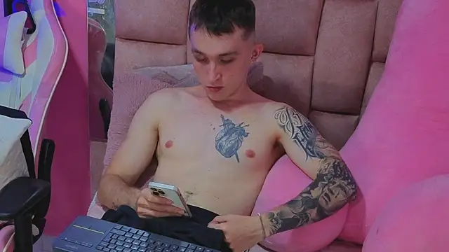 Snapshot of Dylanwhite23_ chatting on May 7, 1:33 am Dylanwhite23 online show from May 7, 1:33 am