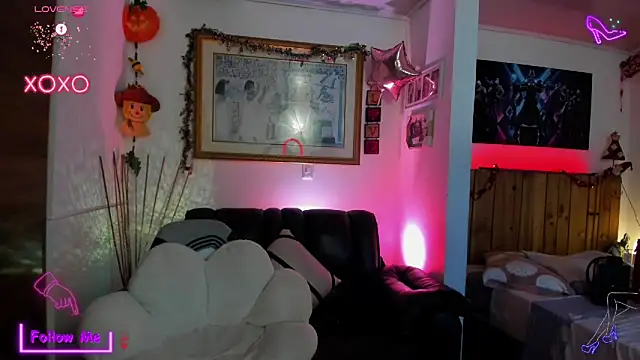 Snapshot of LauGrayJ chatting on March 9, 9:35 am LauGrayJ online show from March 9, 9:35 am