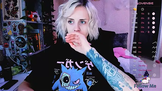 Snapshot of NaniMoore chatting on October 18, 8:42 pm NaniMoore online show from October 18, 8:42 pm