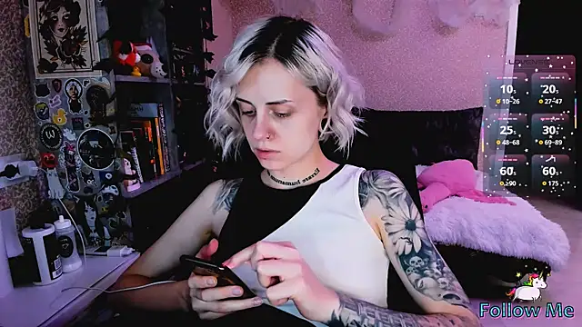 Snapshot of NaniMoore chatting on November 5, 8:20 pm NaniMoore online show from November 5, 8:20 pm