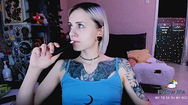 Snapshot of NaniMoore chatting on December 13, 10:04 pm NaniMoore online show from December 13, 10:04 pm