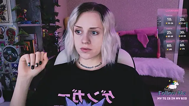 Snapshot of NaniMoore chatting on February 7, 8:23 pm NaniMoore online show from February 7, 8:23 pm