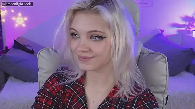 Moonlight Mia online show from December 15, 7:31 pm