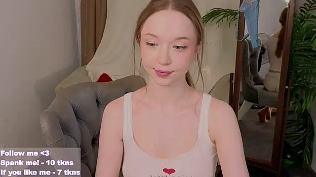 Snapshot of VioletMills chatting on March 7, 3:51 am VioletMills online show from March 7, 3:51 am
