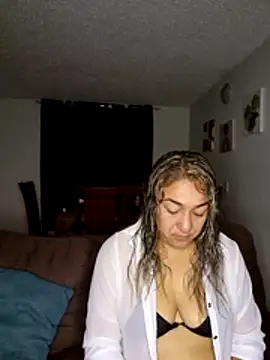 Snapshot of kitty_84 chatting on December 21, 10:06 am kitty 84 online show from December 21, 10:06 am