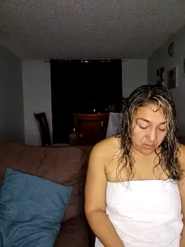 Snapshot of kitty_84 chatting on February 15, 10:44 am kitty 84 online show from February 15, 10:44 am