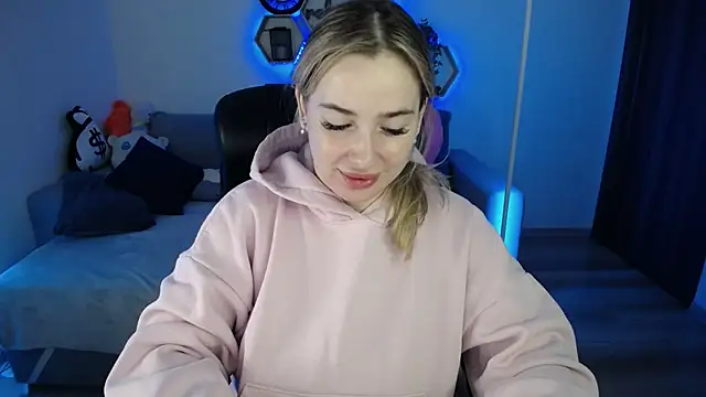 Snapshot of SabrinViolet chatting on November 9, 9:07 am SabrinViolet online show from November 9, 9:07 am