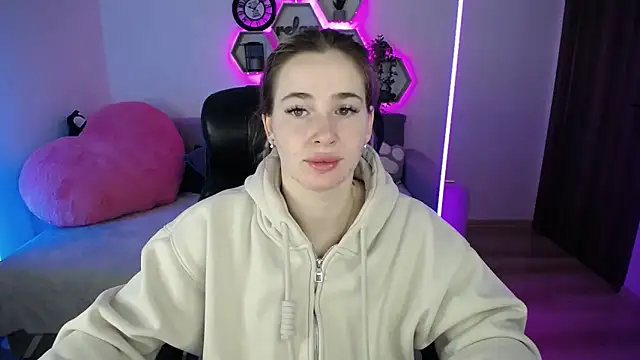 Snapshot of SabrinViolet chatting on February 3, 9:14 am SabrinViolet online show from February 3, 9:14 am