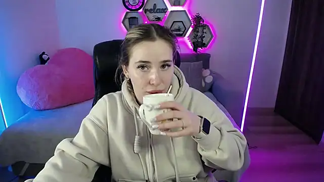 Snapshot of SabrinViolet chatting on February 4, 9:04 am SabrinViolet online show from February 4, 9:04 am