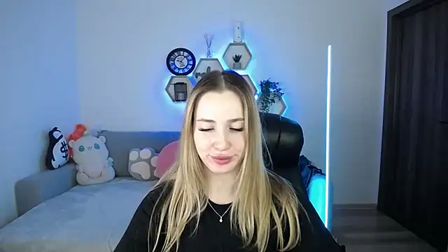 SabrinViolet online show from March 9, 9:13 am