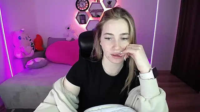 SabrinViolet online show from May 8, 8:08 am