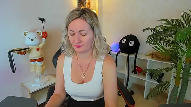 AriFleow online show from October 21, 11:33 am