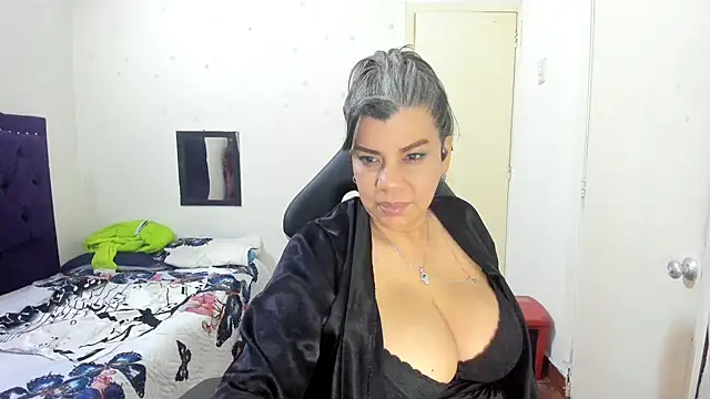 Snapshot of vikyadams chatting on February 15, 12:29 am vikyadams online show from February 15, 12:29 am
