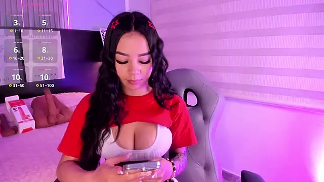 Snapshot of Violet_spencer chatting on May 2, 12:26 am Violet spencer online show from May 2, 12:26 am