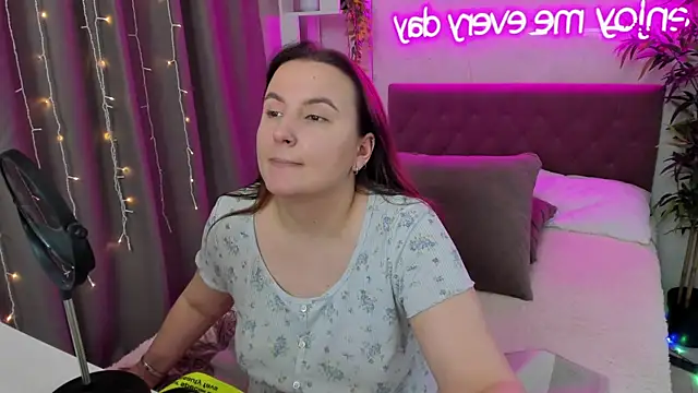 Snapshot of FeralPeach chatting on December 7, 8:33 am FeralPeach online show from December 7, 8:33 am