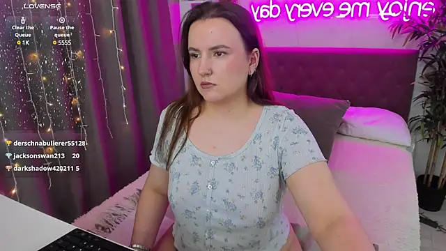 Snapshot of FeralPeach chatting on December 14, 8:23 am FeralPeach online show from December 14, 8:23 am