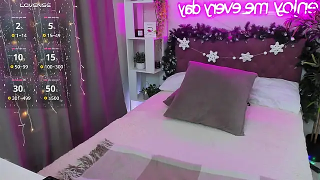 Snapshot of FeralPeach chatting on January 4, 10:38 am FeralPeach online show from January 4, 10:38 am