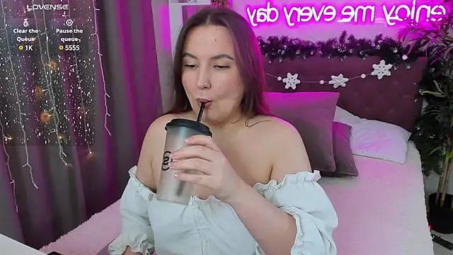 Snapshot of FeralPeach chatting on January 19, 10:06 am FeralPeach online show from January 19, 10:06 am