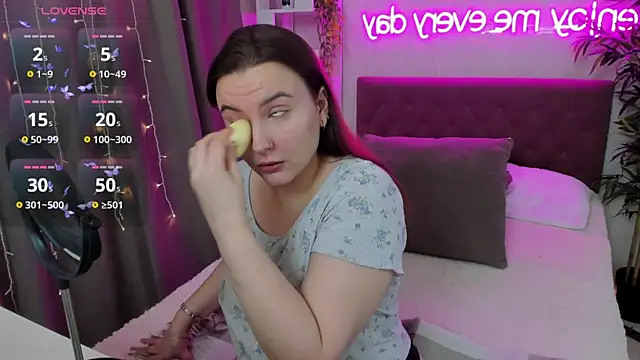 Snapshot of FeralPeach chatting on February 2, 6:04 am FeralPeach online show from February 2, 6:04 am