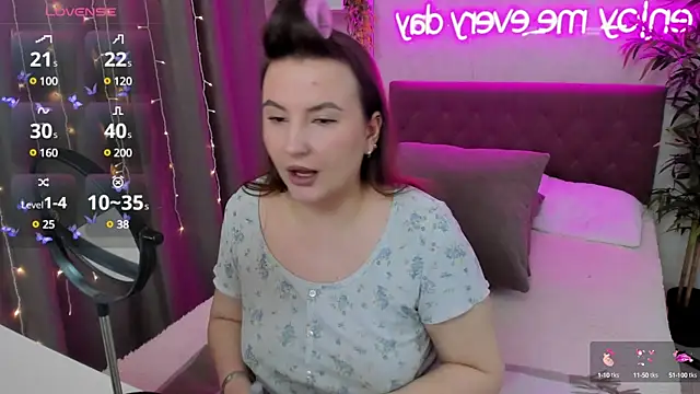 Snapshot of FeralPeach chatting on February 9, 4:36 am FeralPeach online show from February 9, 4:36 am