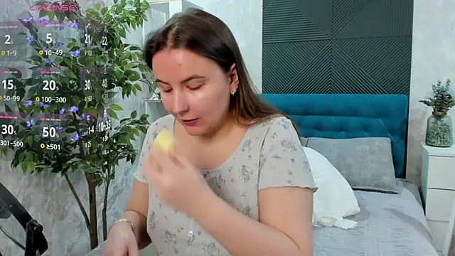 Snapshot of FeralPeach chatting on February 14, 5:09 am FeralPeach online show from February 14, 5:09 am