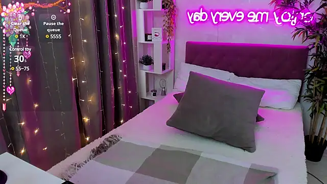 Snapshot of FeralPeach chatting on March 8, 9:28 am FeralPeach online show from March 8, 9:28 am