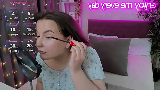 Snapshot of FeralPeach chatting on September 11, 4:34 am FeralPeach online show from September 11, 4:34 am