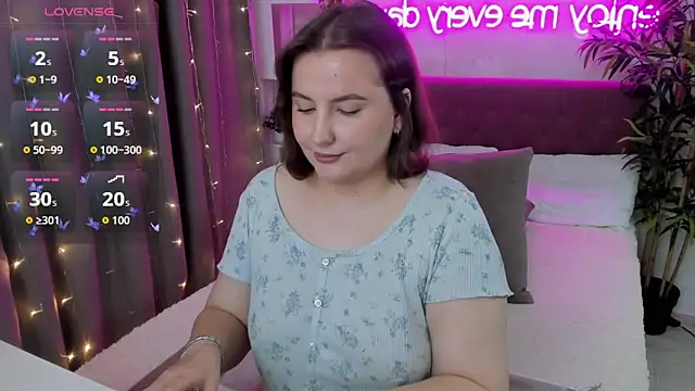 Snapshot of FeralPeach chatting on September 12, 5:29 am FeralPeach online show from September 12, 5:29 am