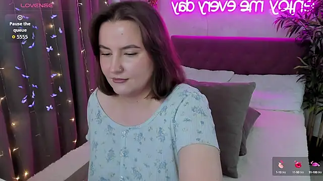 Snapshot of FeralPeach chatting on September 13, 6:13 am FeralPeach online show from September 13, 6:13 am