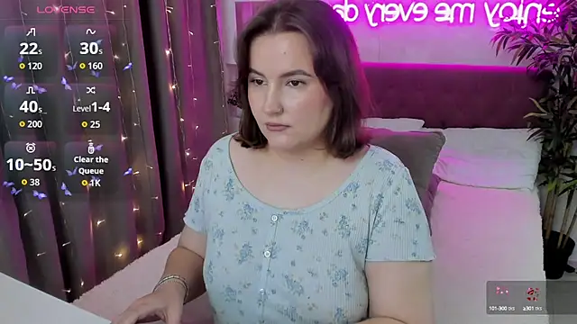 Snapshot of FeralPeach chatting on September 17, 4:14 am FeralPeach online show from September 17, 4:14 am