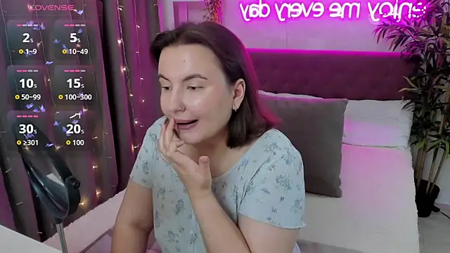 Snapshot of FeralPeach chatting on September 19, 3:41 am FeralPeach online show from September 19, 3:41 am