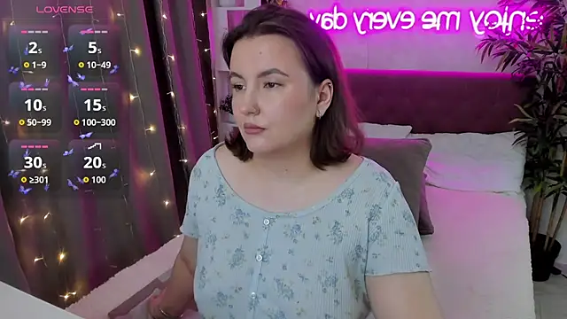 Snapshot of FeralPeach chatting on September 26, 3:43 am FeralPeach online show from September 26, 3:43 am