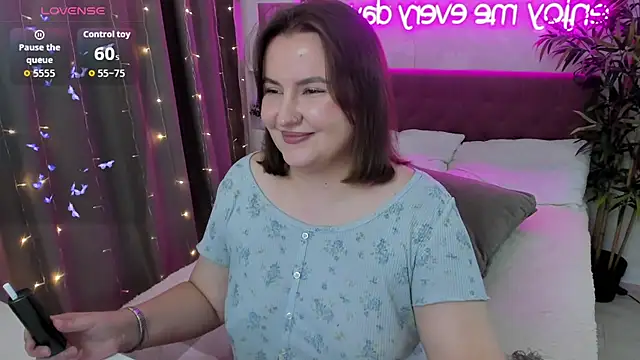 Snapshot of FeralPeach chatting on October 1, 4:51 am FeralPeach online show from October 1, 4:51 am