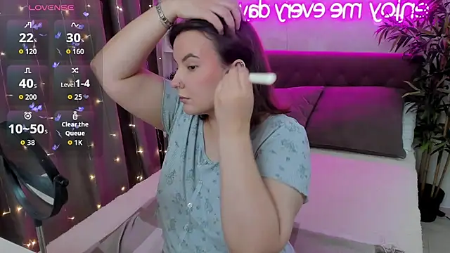 Snapshot of FeralPeach chatting on October 3, 5:15 am FeralPeach online show from October 3, 5:15 am