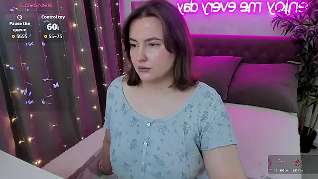 Snapshot of FeralPeach chatting on October 4, 3:48 am FeralPeach online show from October 4, 3:48 am