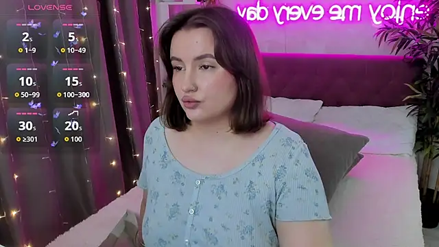 Snapshot of FeralPeach chatting on October 5, 4:55 am FeralPeach online show from October 5, 4:55 am