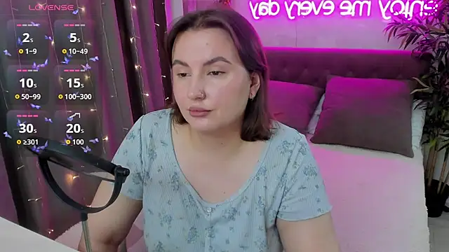 Snapshot of FeralPeach chatting on October 9, 4:21 am FeralPeach online show from October 9, 4:21 am