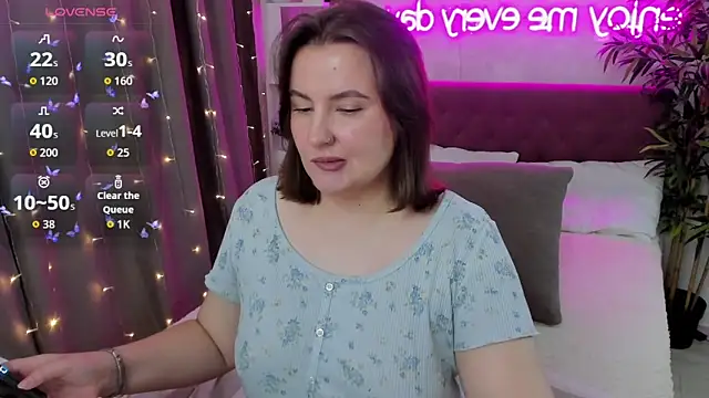 Snapshot of FeralPeach chatting on October 15, 5:29 am FeralPeach online show from October 15, 5:29 am