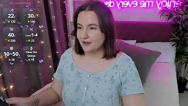 Snapshot of FeralPeach chatting on October 17, 7:00 am FeralPeach online show from October 17, 7:00 am