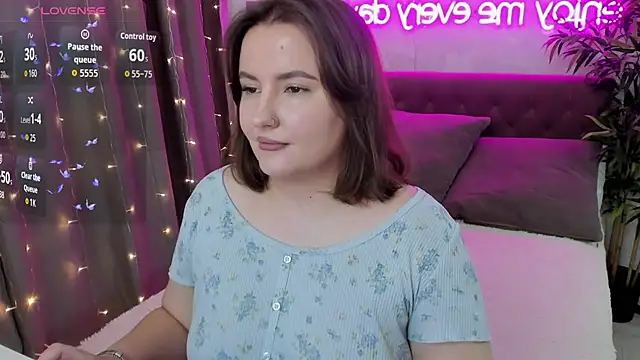 Snapshot of FeralPeach chatting on October 18, 5:10 am FeralPeach online show from October 18, 5:10 am