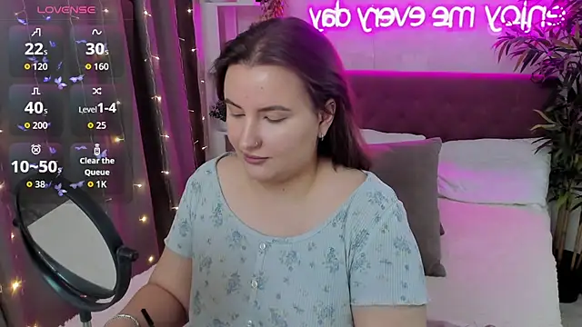 Snapshot of FeralPeach chatting on October 19, 4:24 am FeralPeach online show from October 19, 4:24 am