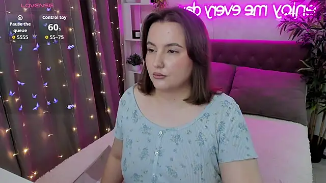 Snapshot of FeralPeach chatting on October 23, 4:56 am FeralPeach online show from October 23, 4:56 am