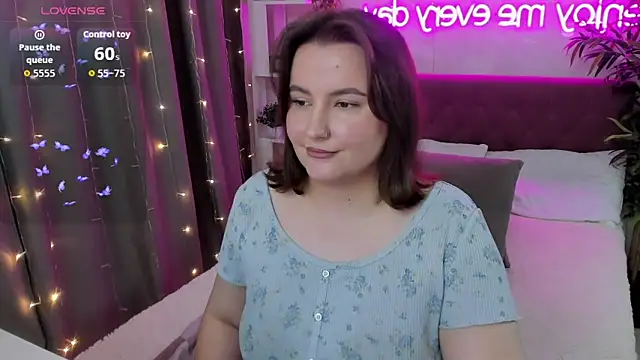 Snapshot of FeralPeach chatting on October 24, 5:37 am FeralPeach online show from October 24, 5:37 am