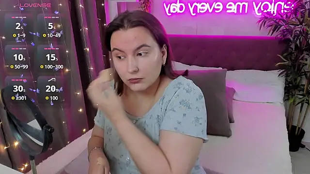 Snapshot of FeralPeach chatting on October 26, 5:13 am FeralPeach online show from October 26, 5:13 am