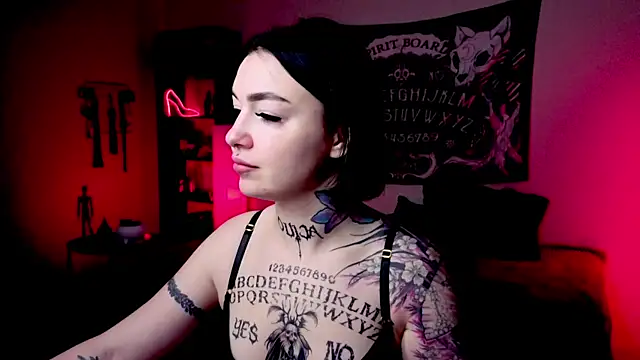Snapshot of Magic_Allie chatting on April 6, 8:10 pm Magic Allie online show from April 6, 8:10 pm